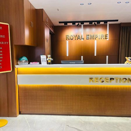 Hotel Royal Empire Gandhinagar Buitenkant foto