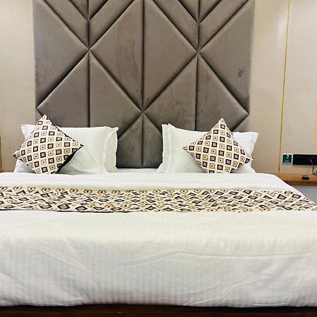 Hotel Royal Empire Gandhinagar Buitenkant foto