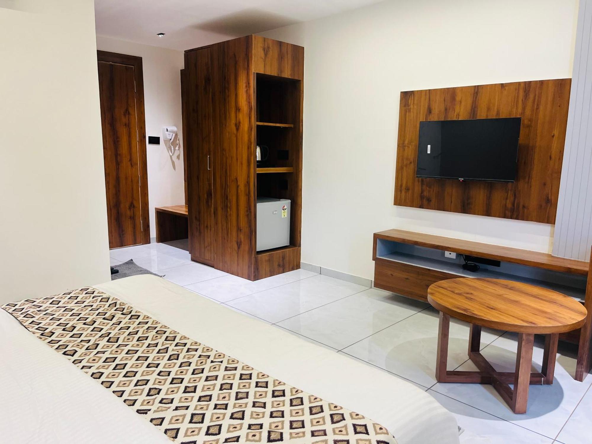 Hotel Royal Empire Gandhinagar Buitenkant foto