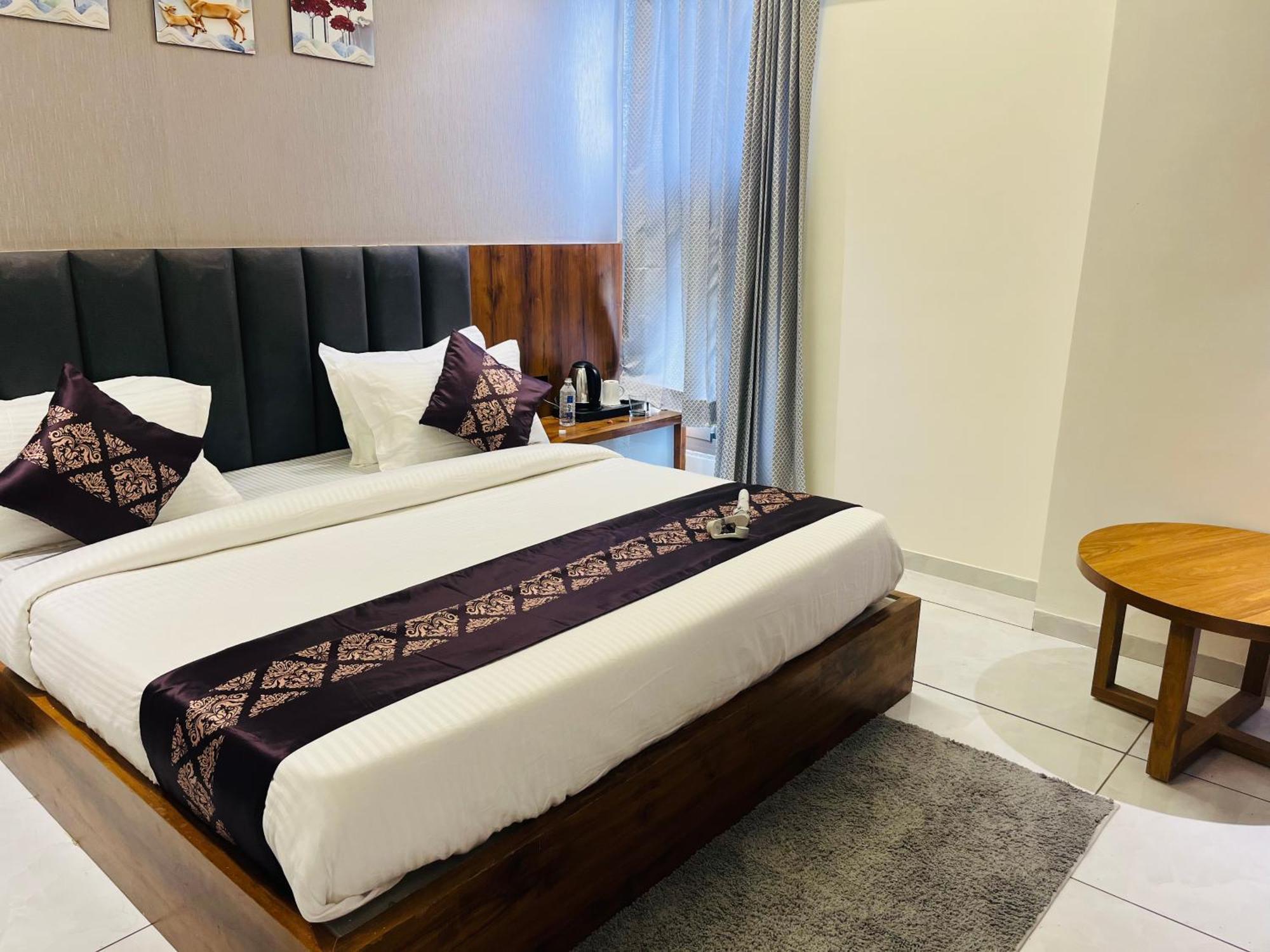 Hotel Royal Empire Gandhinagar Buitenkant foto