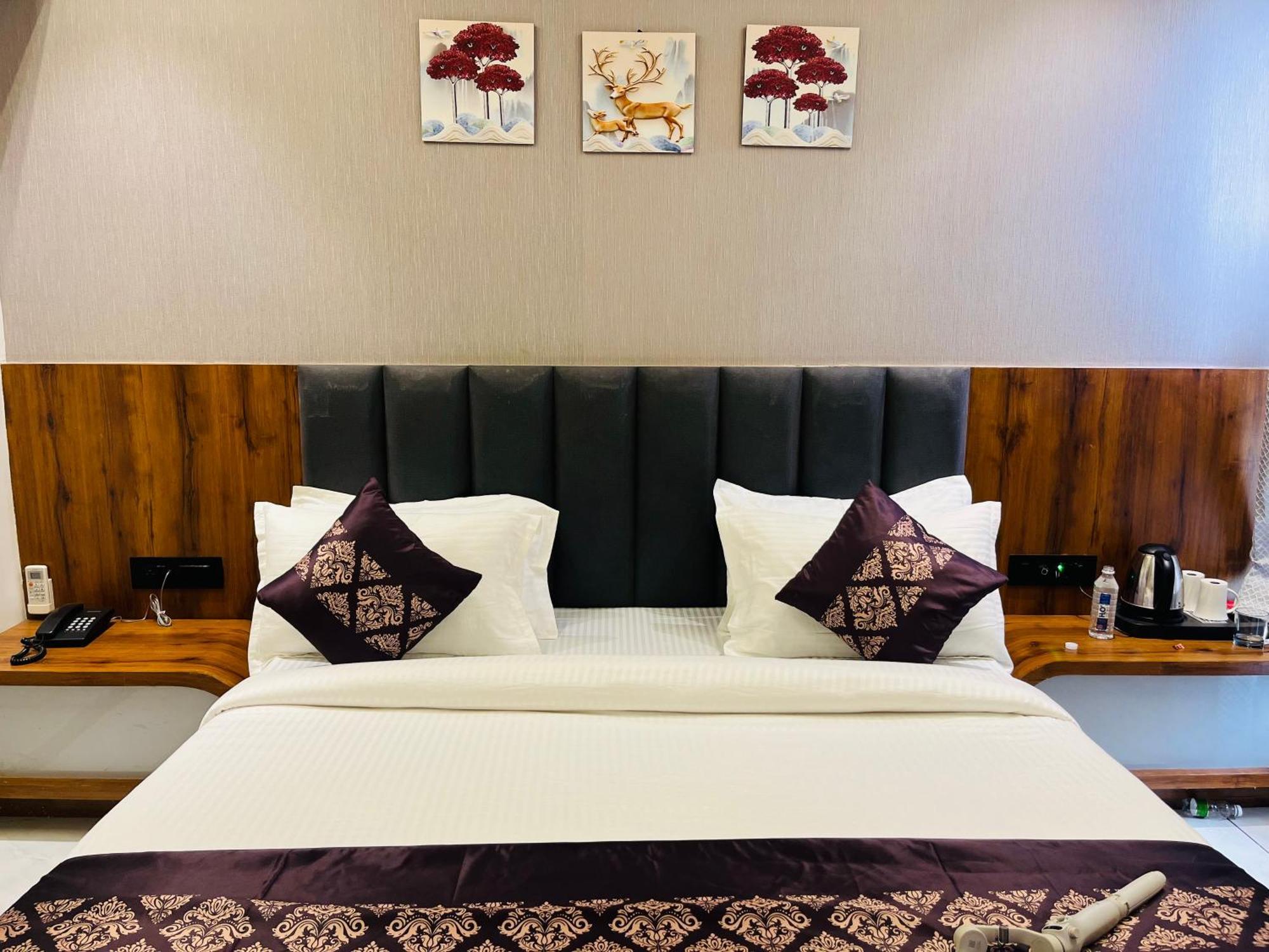 Hotel Royal Empire Gandhinagar Buitenkant foto