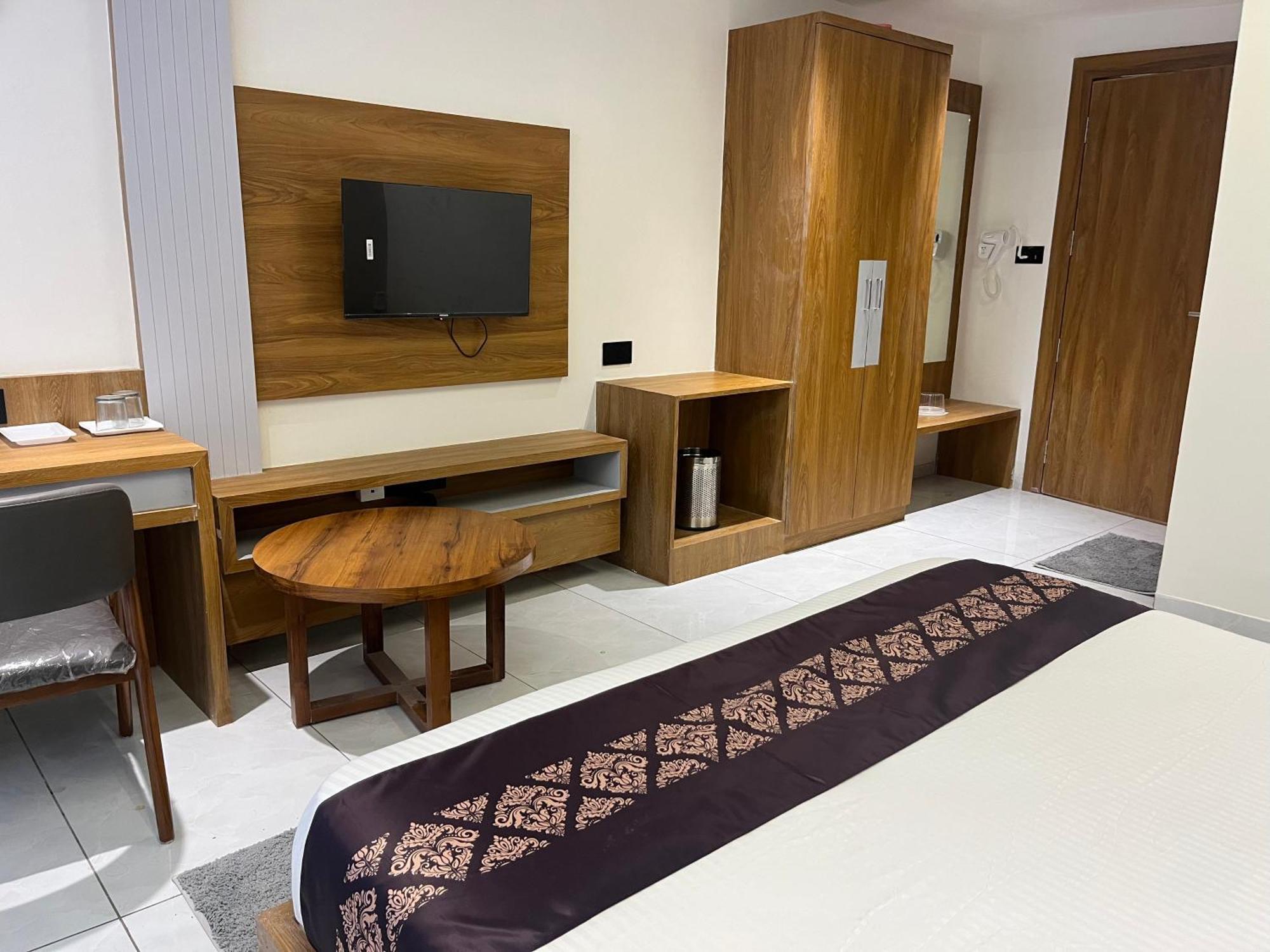 Hotel Royal Empire Gandhinagar Buitenkant foto