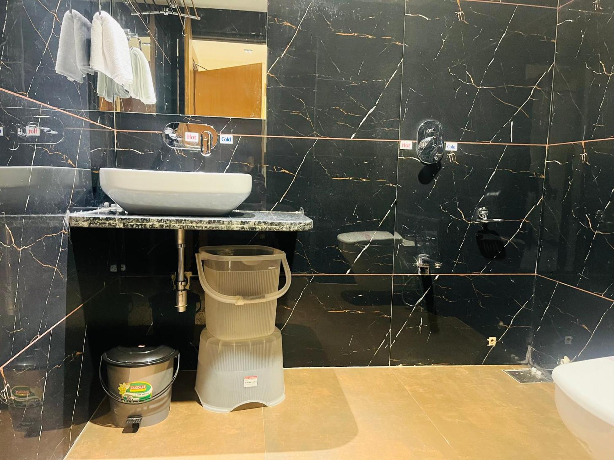 Hotel Royal Empire Gandhinagar Buitenkant foto