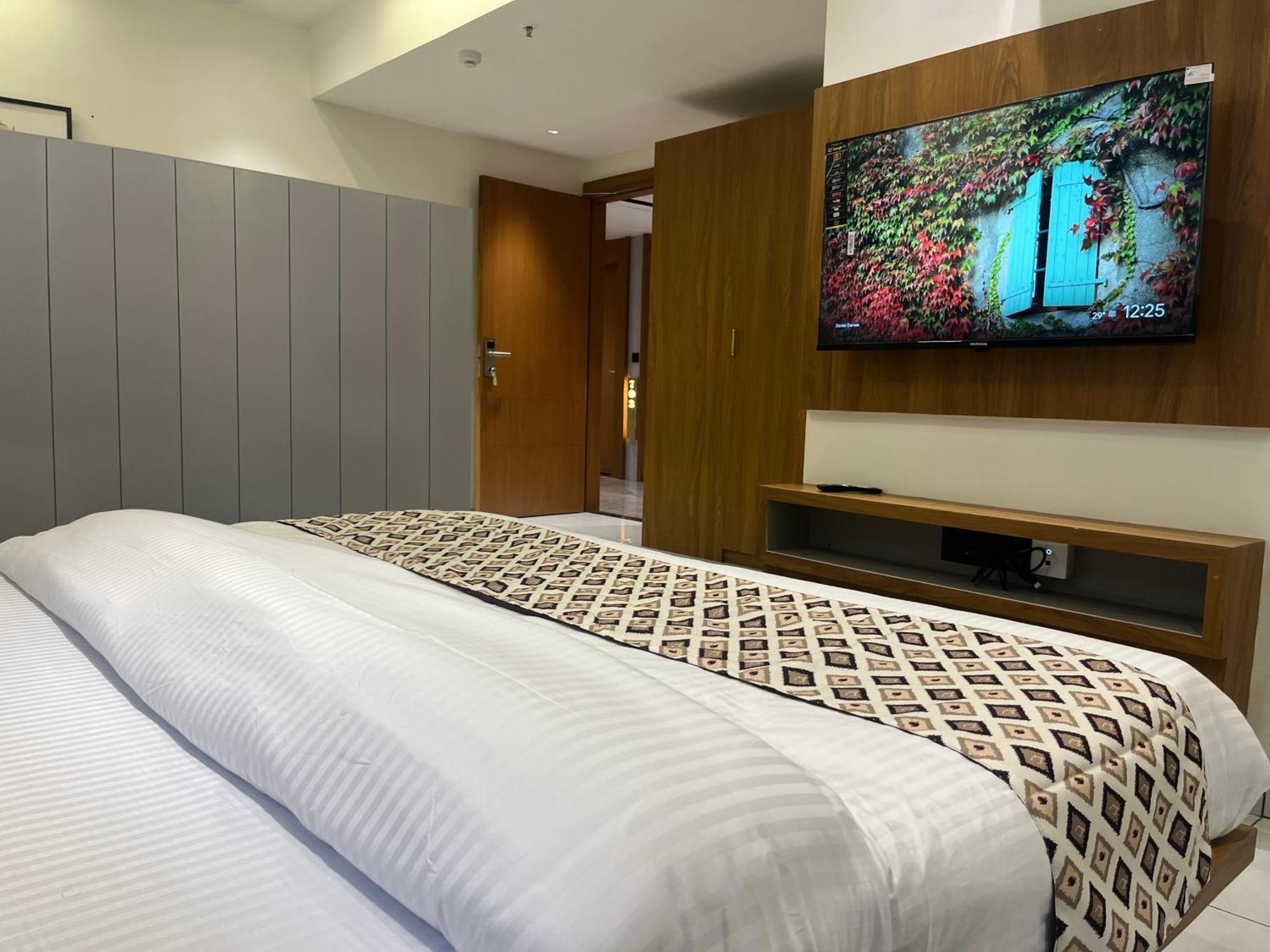 Hotel Royal Empire Gandhinagar Buitenkant foto