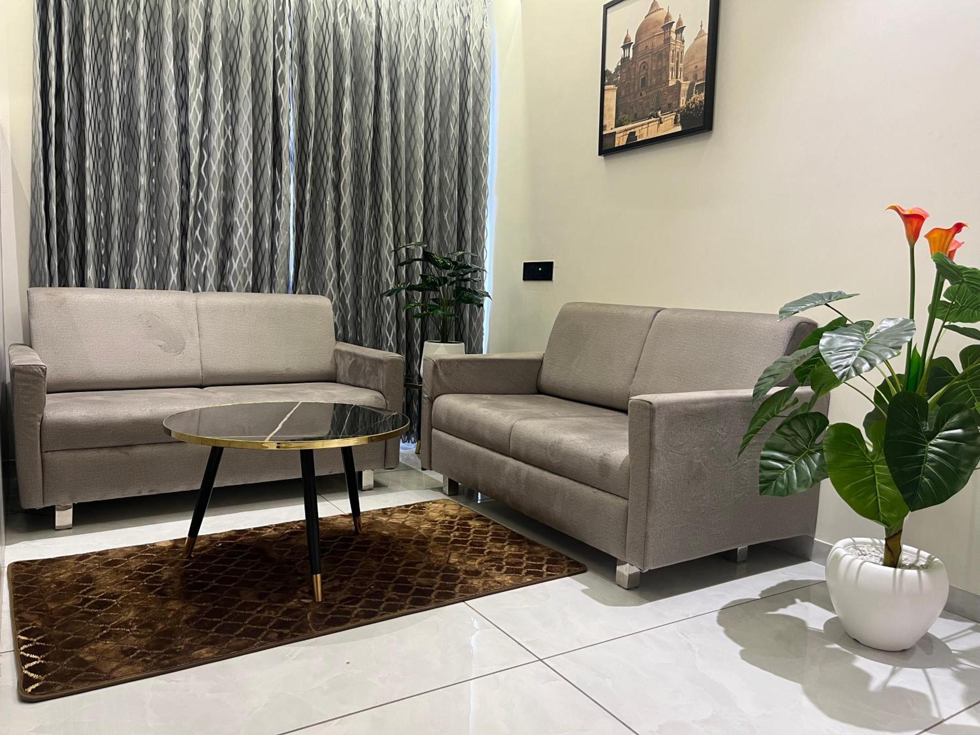 Hotel Royal Empire Gandhinagar Buitenkant foto