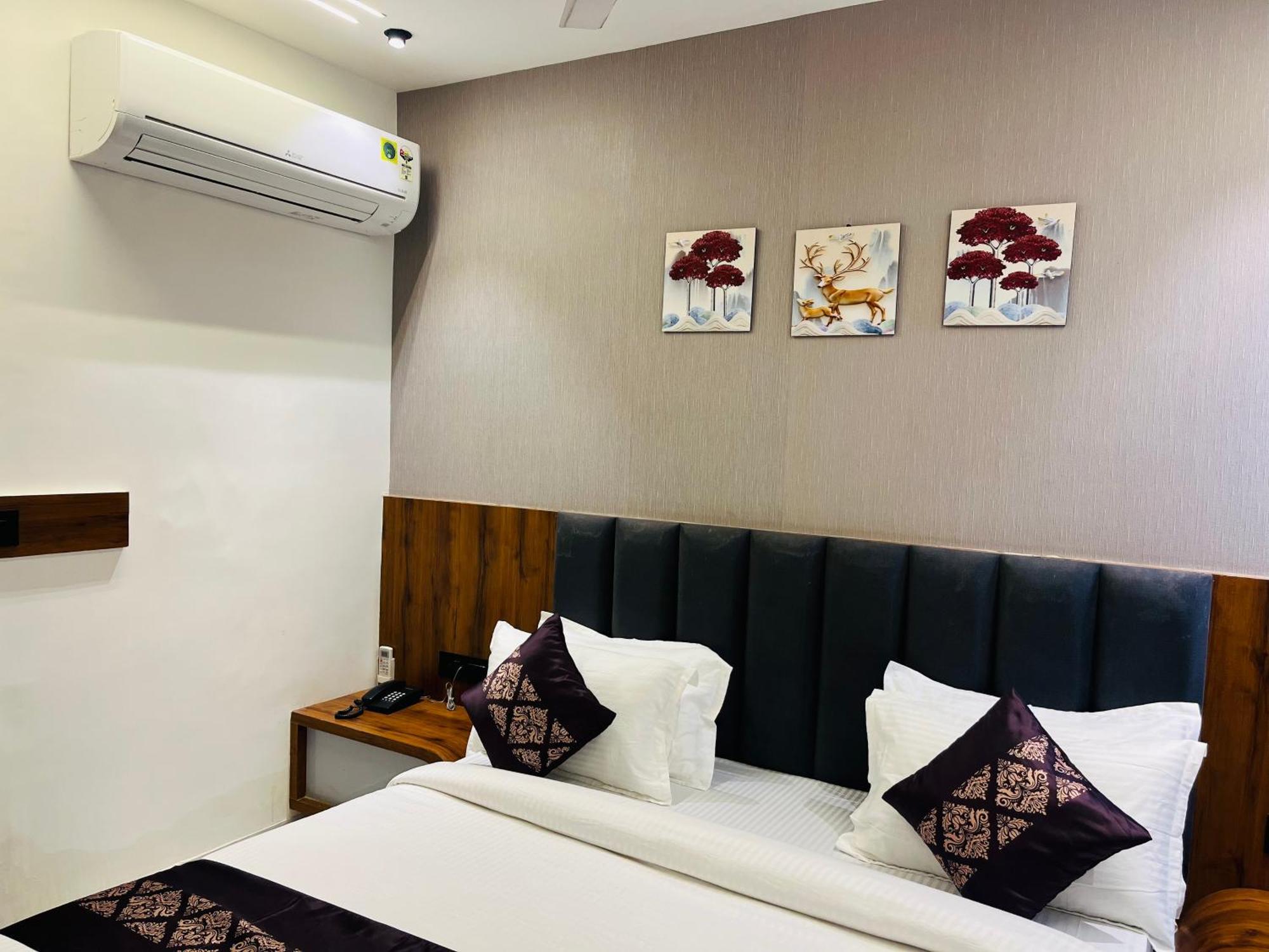 Hotel Royal Empire Gandhinagar Buitenkant foto