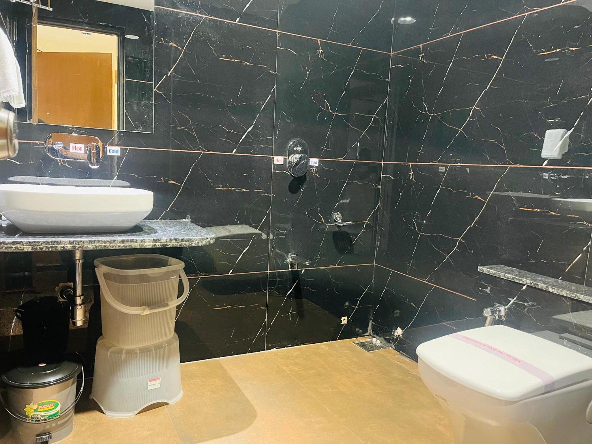 Hotel Royal Empire Gandhinagar Buitenkant foto