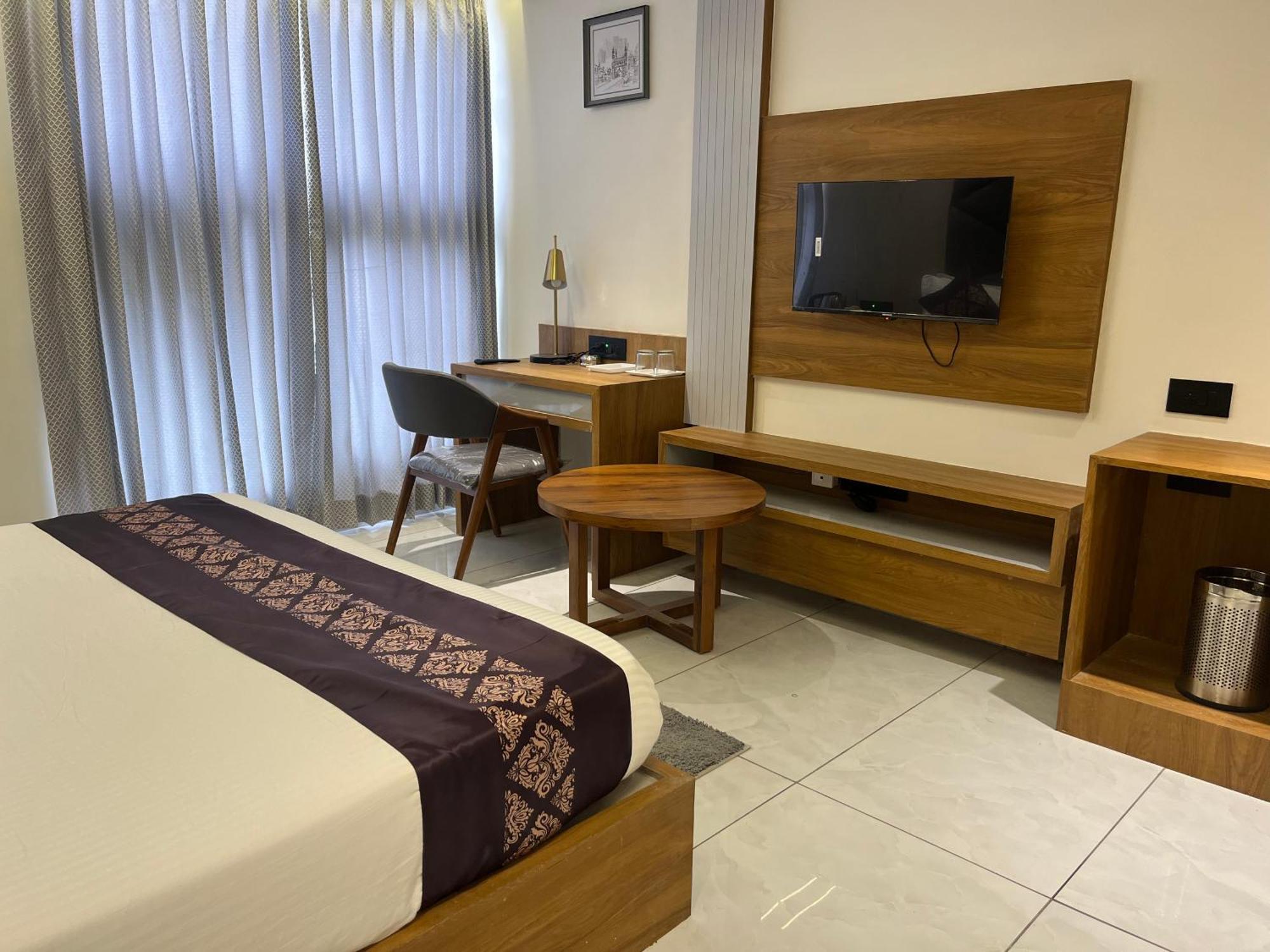 Hotel Royal Empire Gandhinagar Buitenkant foto