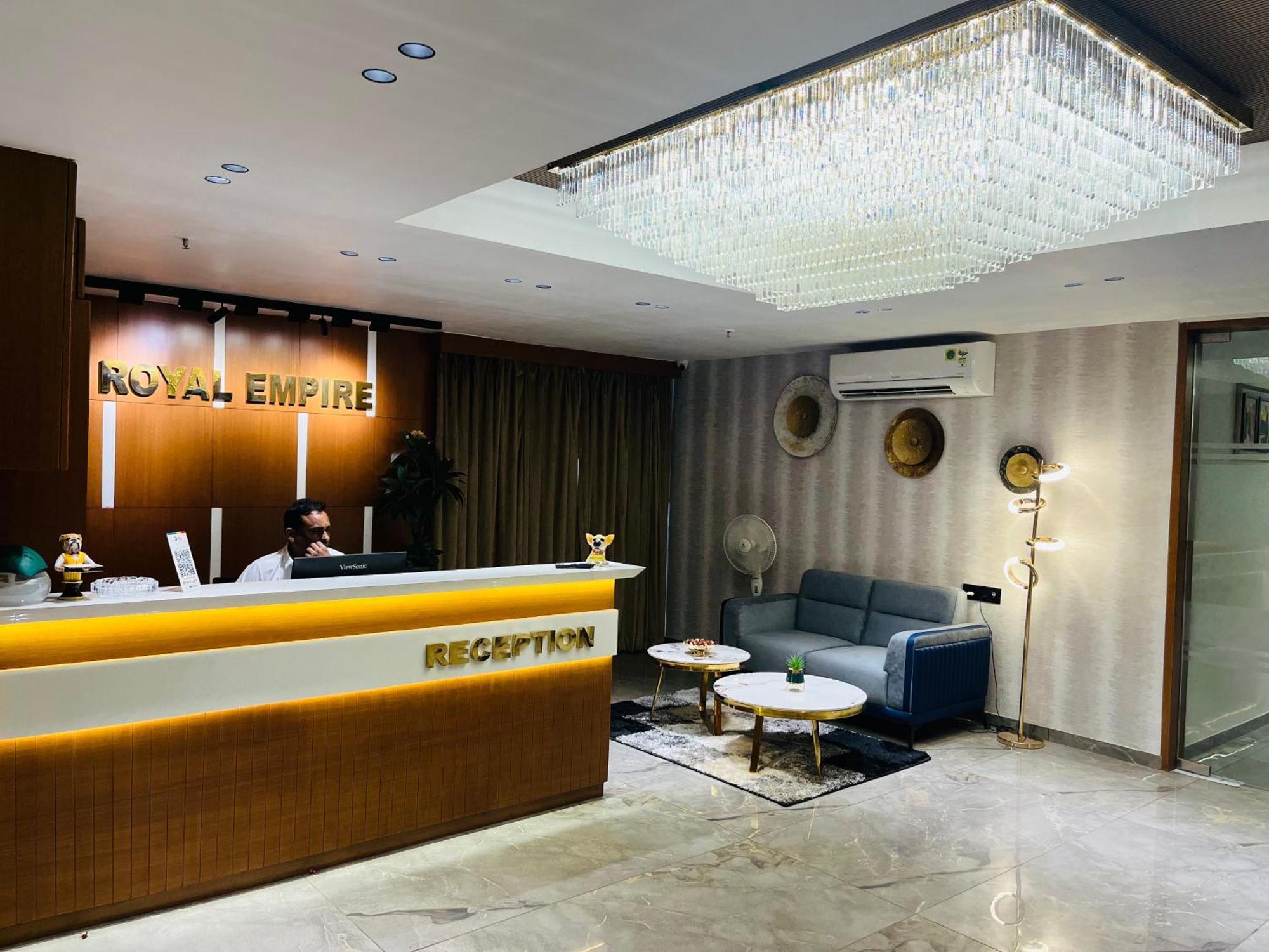 Hotel Royal Empire Gandhinagar Buitenkant foto