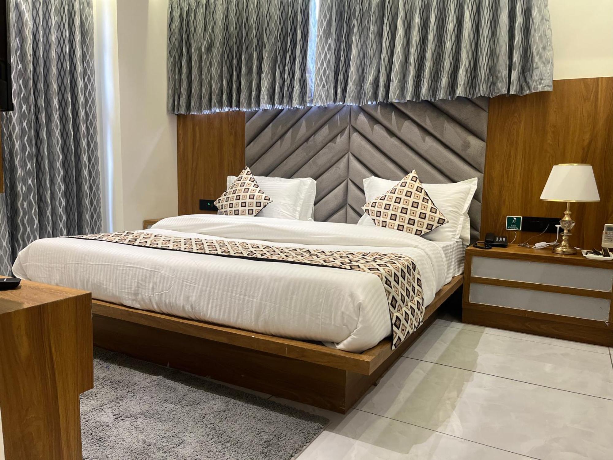 Hotel Royal Empire Gandhinagar Buitenkant foto