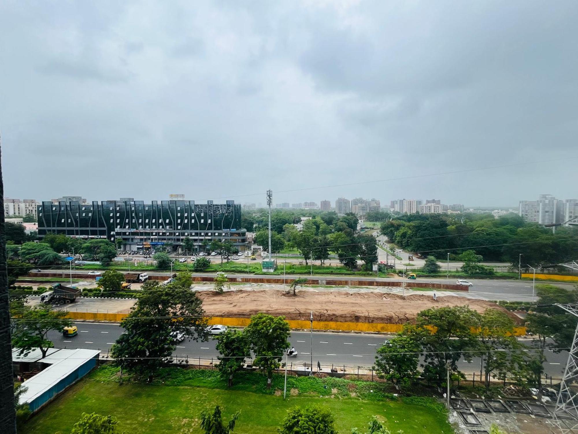 Hotel Royal Empire Gandhinagar Buitenkant foto