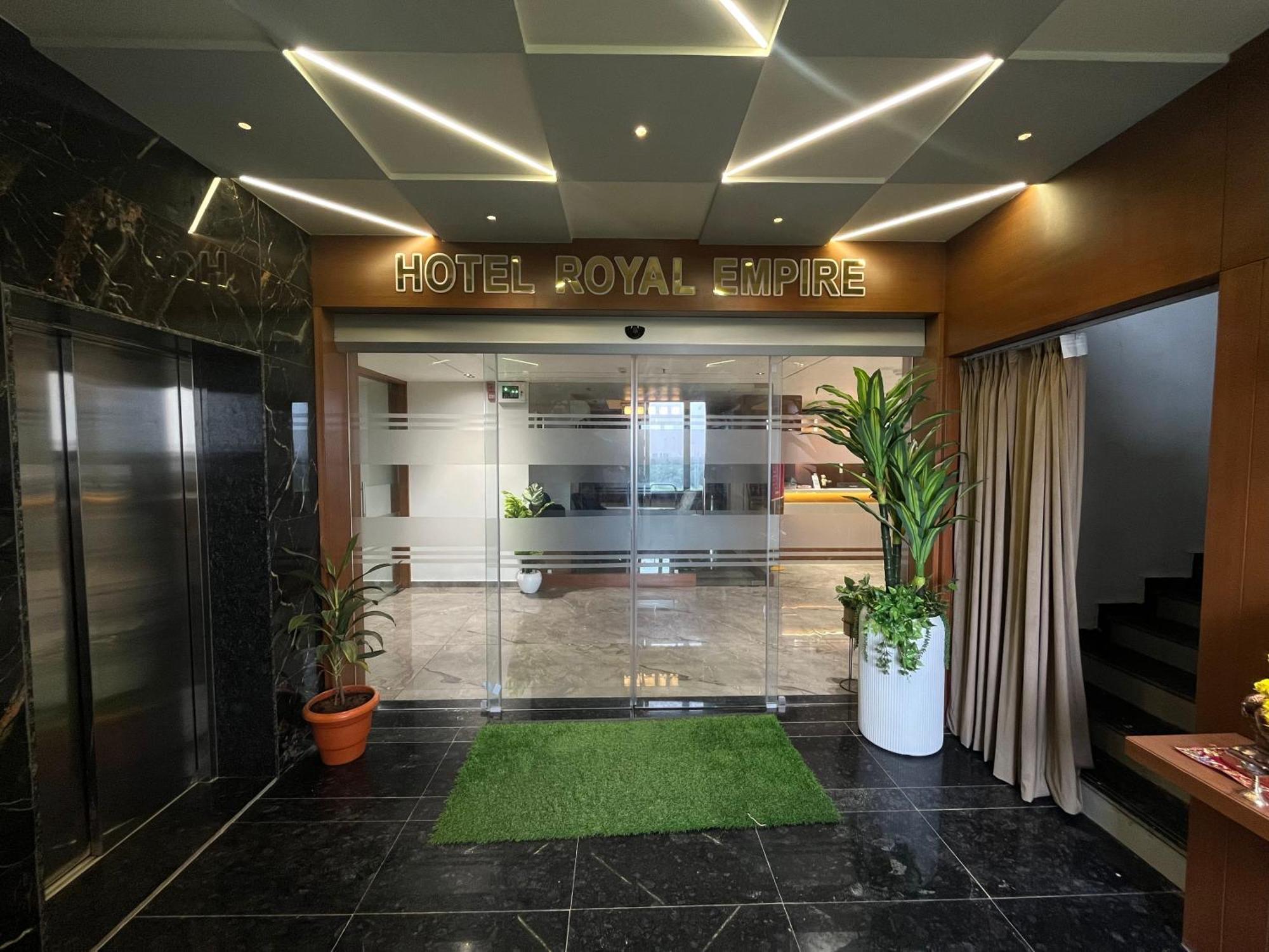 Hotel Royal Empire Gandhinagar Buitenkant foto
