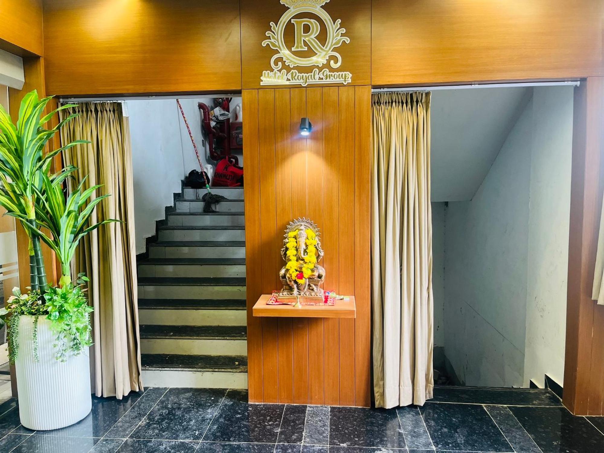 Hotel Royal Empire Gandhinagar Buitenkant foto